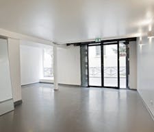 Creative Le Marais Retail Space - Image 24