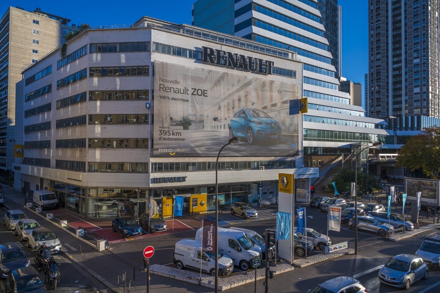 Large Commercial Space on Quai de Grenelle, Paris