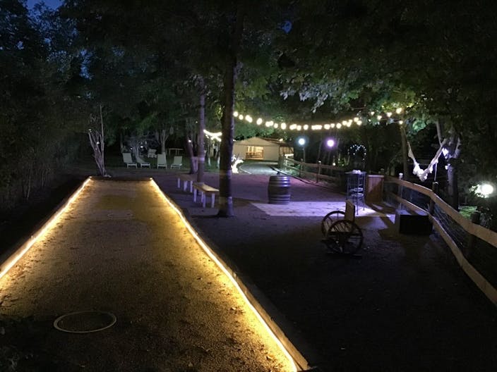 Terrain am�nag� avec chapiteau en bordure de rivi�re - Image 2