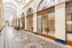 Showroom in Palais Royal (1 arcade + 2 floors) - Image 7