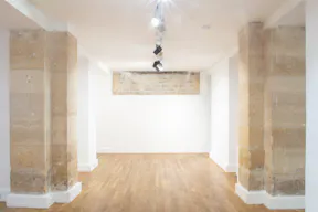 Large Fashion Showroom Rue des Minimes - Image 11