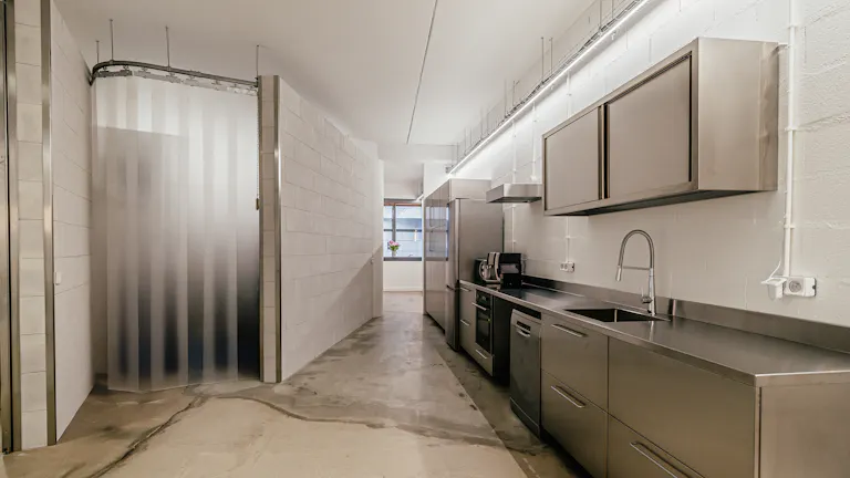 Showroom 160 m² – style industriel - lumière du jour/baie vitrée panoramique – Paris 11e - Image 2