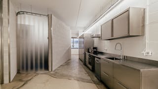 Showroom 160 m² – style industriel - lumière du jour/baie vitrée panoramique – Paris 11e - Image 2