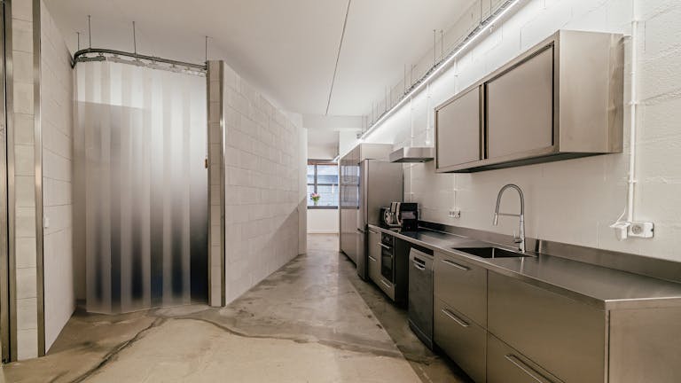 Showroom 160 m² – style industriel - lumière du jour/baie vitrée panoramique – Paris 11e - Image 2