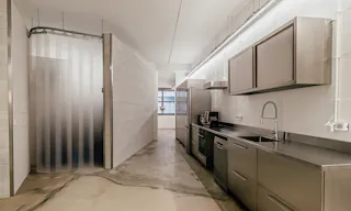 Showroom 160 m² – style industriel - lumière du jour/baie vitrée panoramique – Paris 11e - Image 2