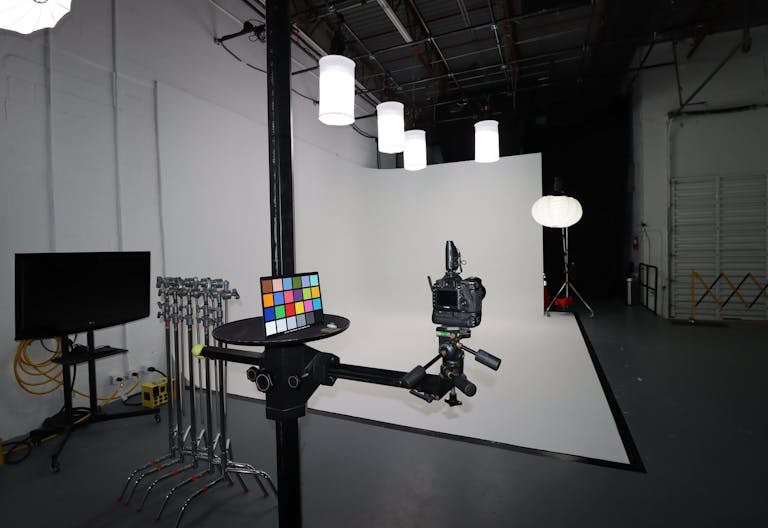 Miami Photo/Video Studio with Cyc Wall and Kitchen - Image 2