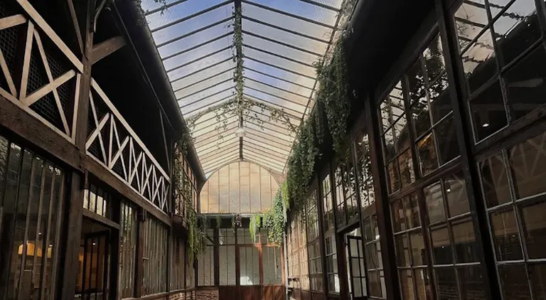 Incroyable espace de 650 m2 - Image 2