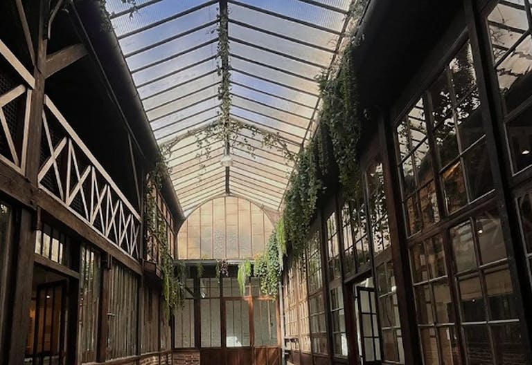 Incroyable espace de 650 m2 - Image 2