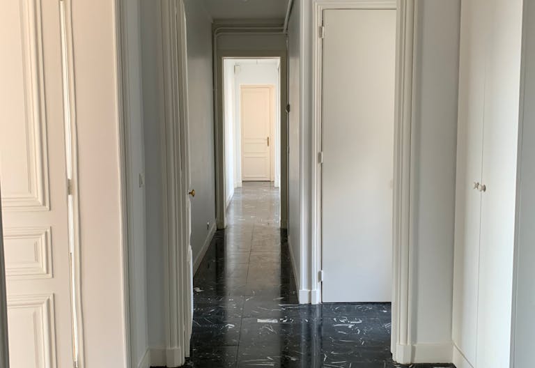 7th Arrondissement Showroom - Image 2