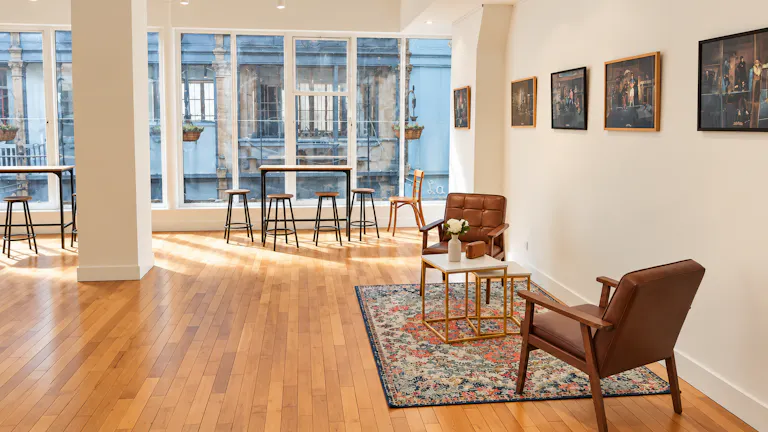 Studio photo dans des décors de cinéma avec salle de réception  - Image 3