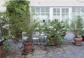 Courtyard gallery near Place des Vosges - Image 5