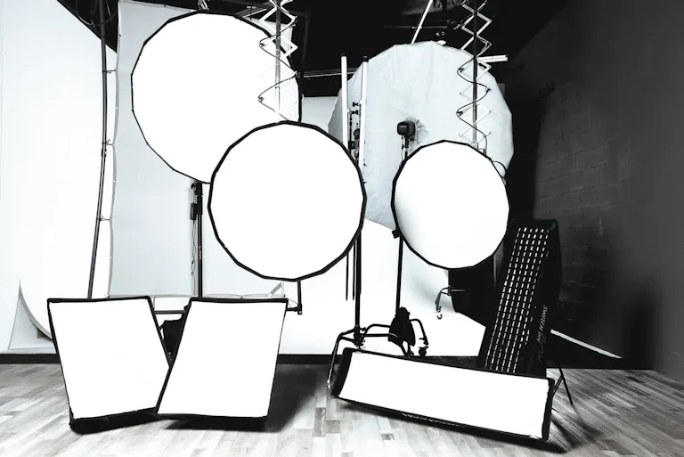 Photography Studio - Fully Equipped and Managed With Cyclorama Wall - Image 3