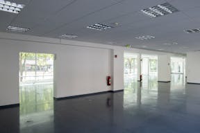 Striking Corner Space on Karl-Liebknecht-Straße with Full-Glass Frontage - Image 14