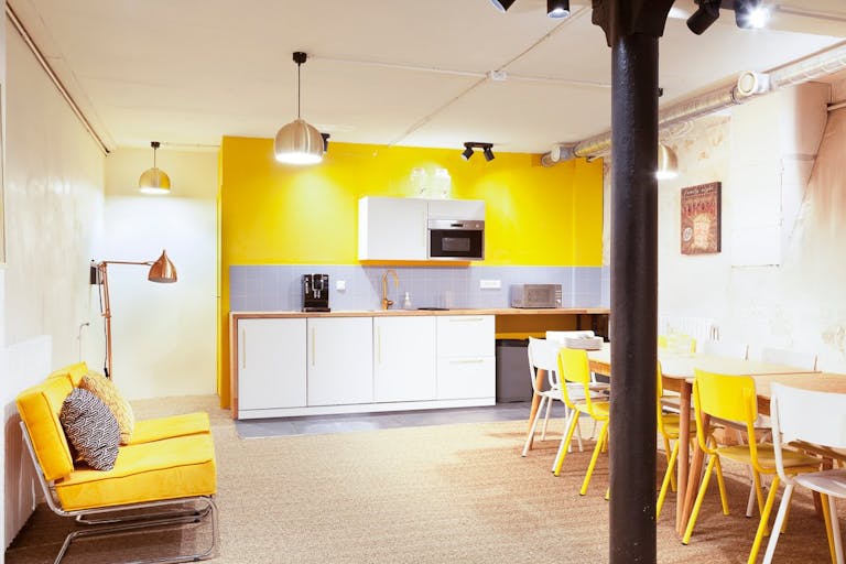 Magnifique espace avec couleurs pop et �quipements design - Image 2