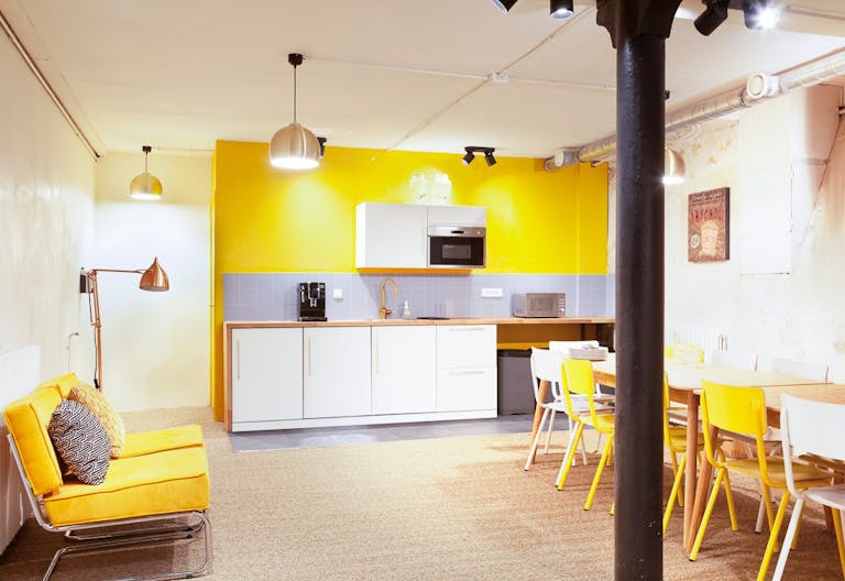 Magnifique espace avec couleurs pop et �quipements design - Image 2