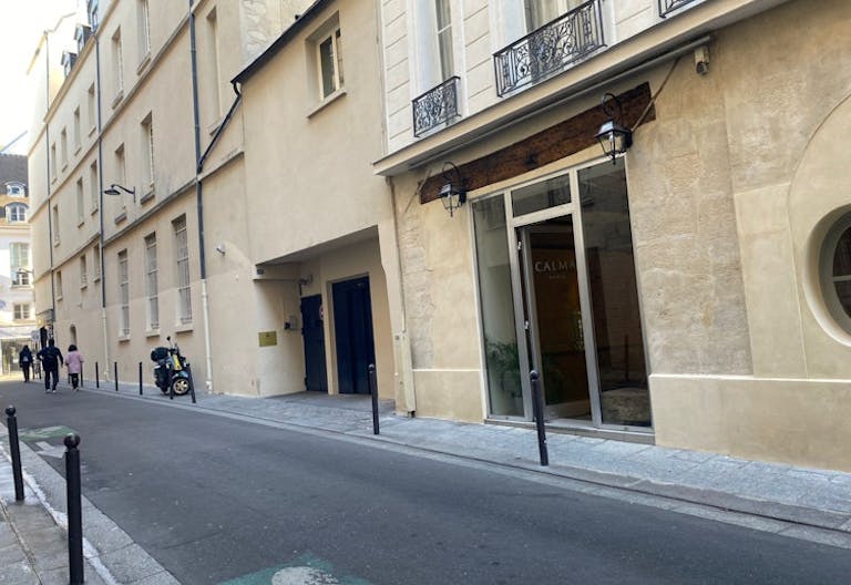 Boutique in Saint-Germain-des-Prés - Image 0