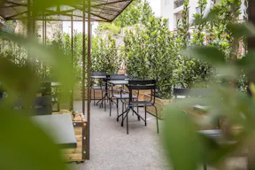 Salle de restaurant avec terrasse - Image 1