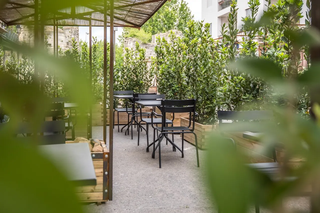Salle de restaurant avec terrasse - Image 1