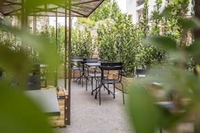 Salle de restaurant avec terrasse - Image 1