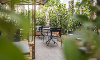 Salle de restaurant avec terrasse - Image 1