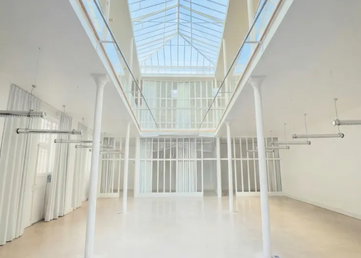 Loft industriel avec verrière zénithale - Image 1