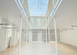 Loft industriel avec verrière zénithale - Image 1