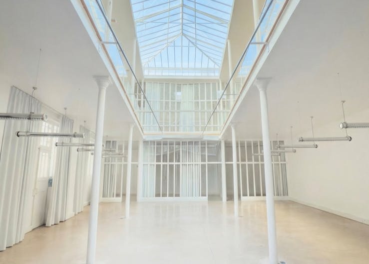 Loft industriel avec verrière zénithale - Image 1