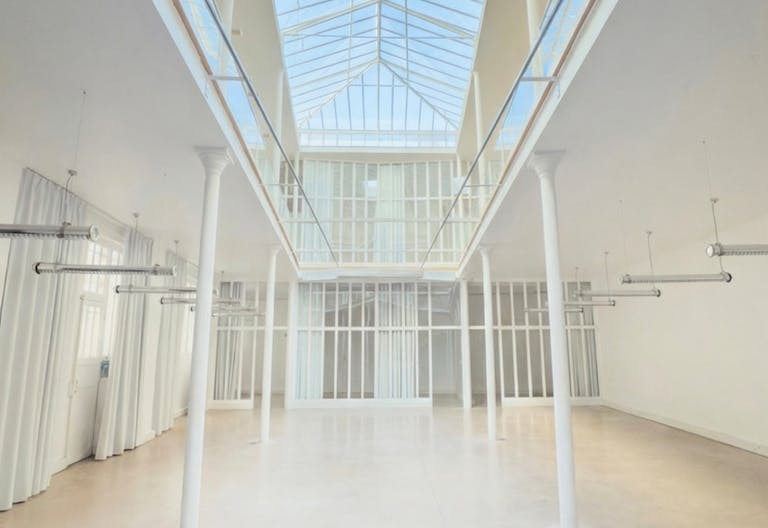 Loft industriel avec verrière zénithale - Image 1