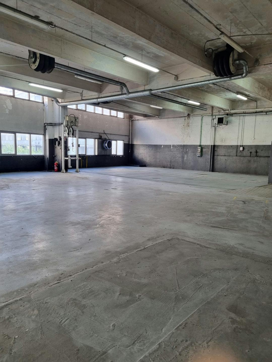 Large Commercial Space on Quai de Grenelle, Paris