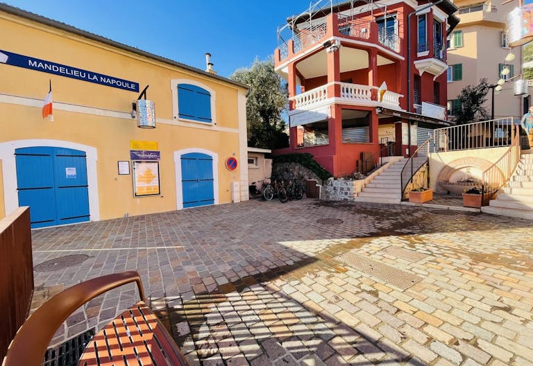 Galerie / Espace bureau / reception / co-working/ tout confort / village en bord de mer / 10 minutes Cannes - Image 2