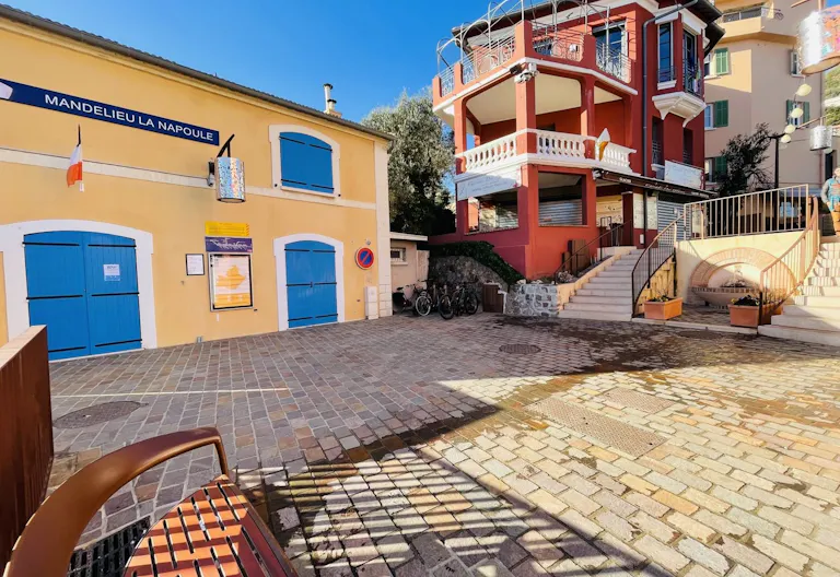Galerie / Espace bureau / reception / co-working/ tout confort / village en bord de mer / 10 minutes Cannes - Image 2