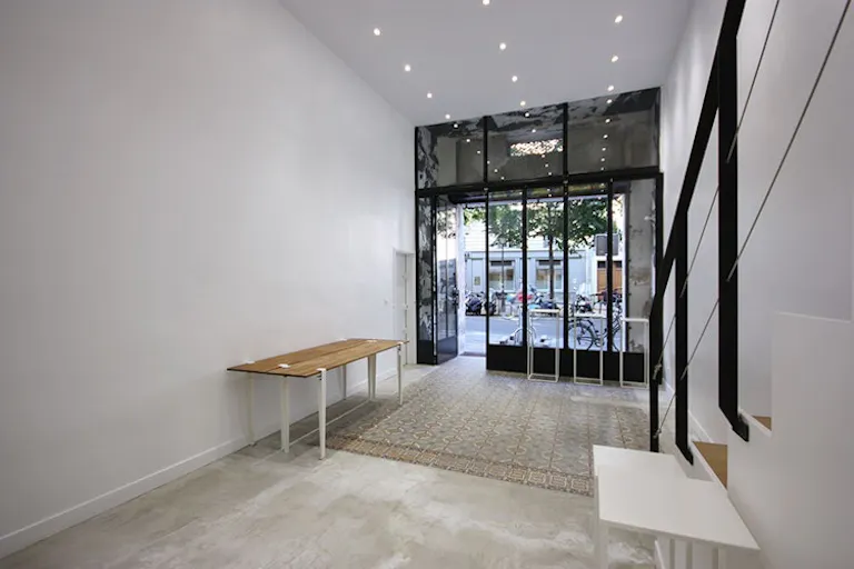 Chic Pop Up Boutique on rue de Turenne - Image 2