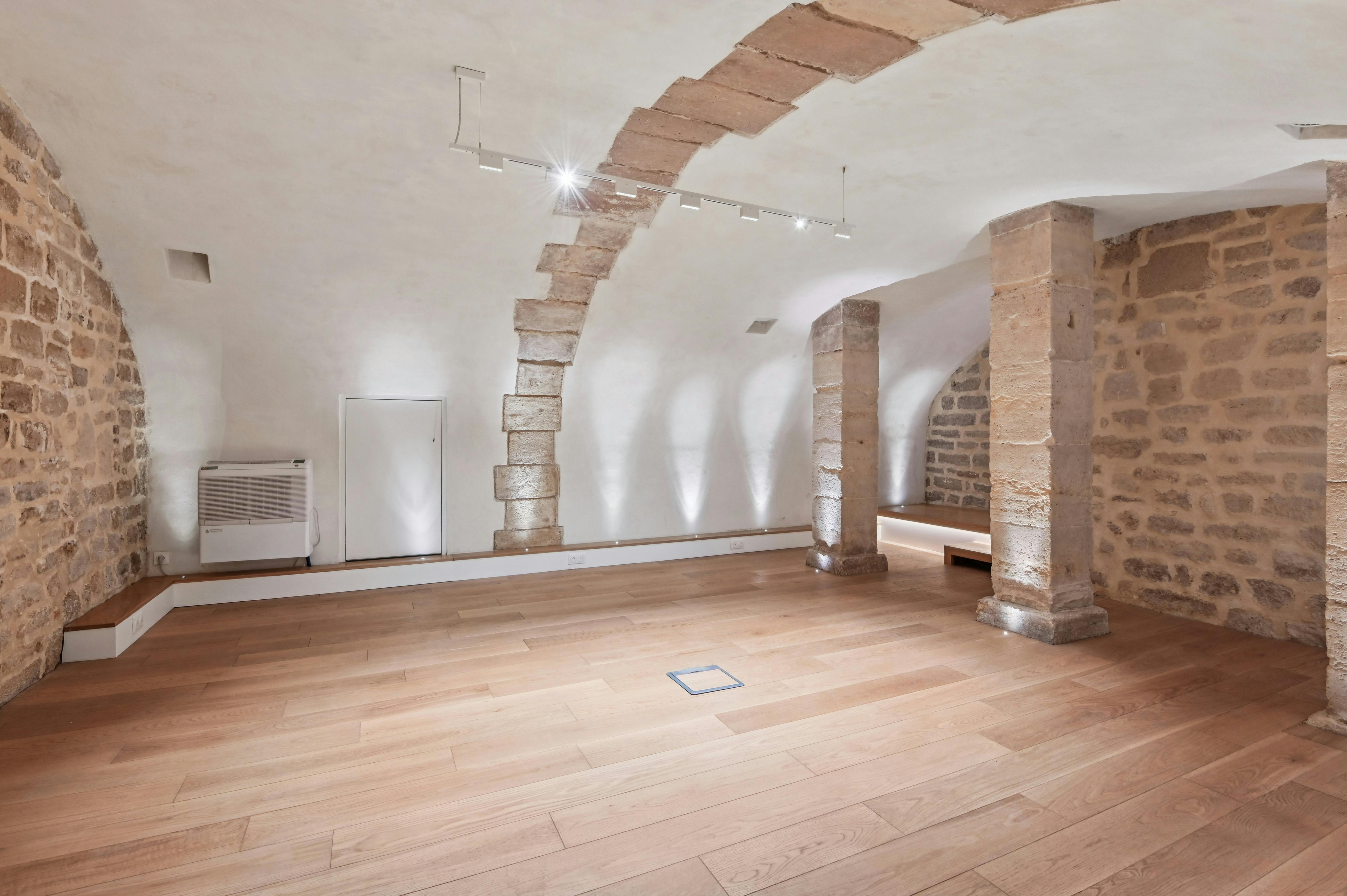 Elegant Gallery and Showroom on Rue du Roi Doré, Paris