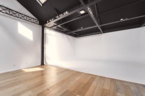 Studio photo, showroom - Image 9