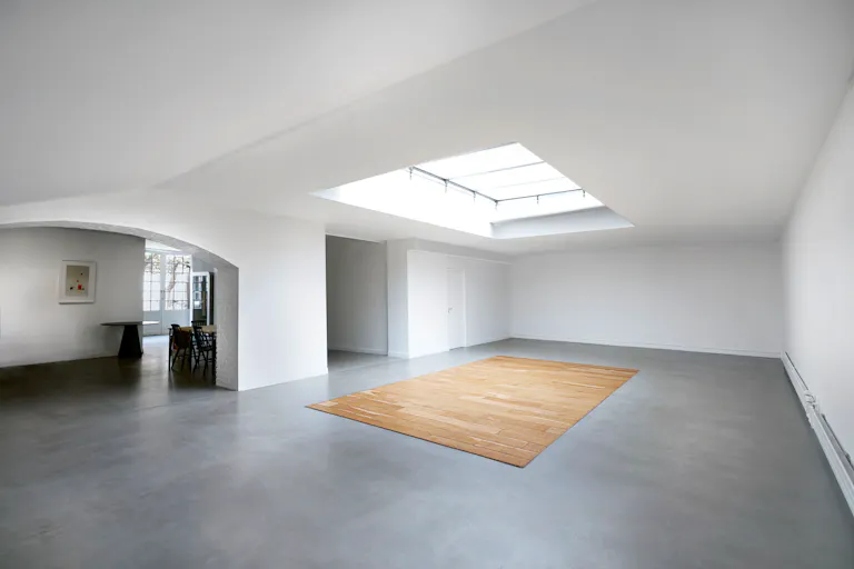 Place des Vosges Show Room - Image 3