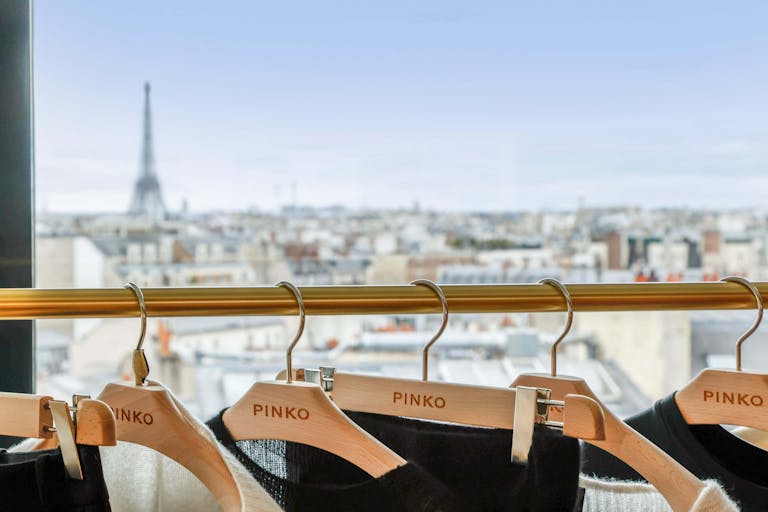 Showroom mode avec vue Tour Eiffel – Paris 17 – 195m² lumineux - Image 0