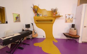 Colorful Spacious Garden Apartment - Image 4