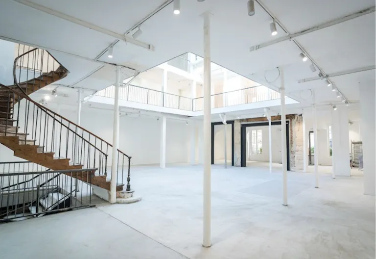 Rue Saint Merri Grand Showroom - Image 4