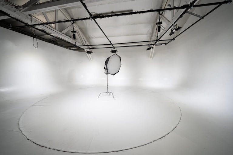 Olympic 3 - Large White Cyc Wall with Car Turntable - Image 0