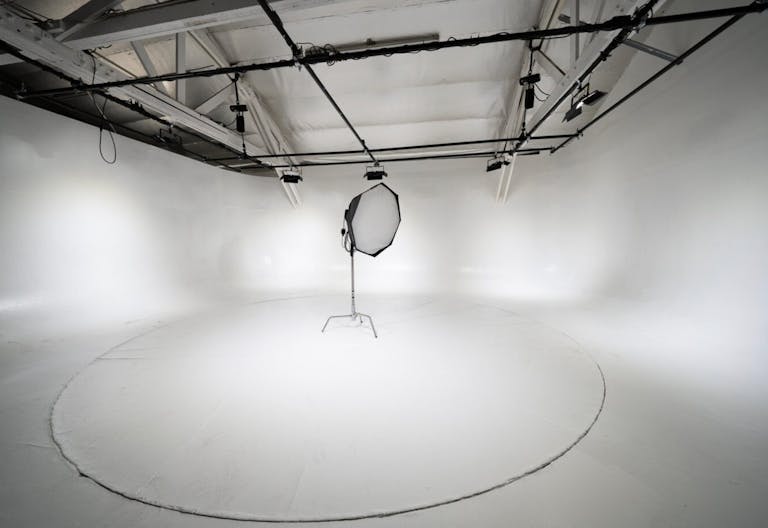 Olympic 3 - Large White Cyc Wall with Car Turntable - Image 0