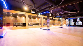 Central Venue with a Berliner Skyline View - Image 11