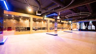 Central Venue with a Berliner Skyline View - Image 11