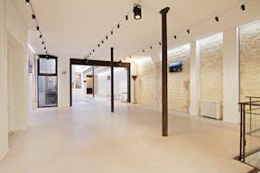 Un espace de 430 m2 au charme industrielle sur 3 niveaux au coeur du Marais - Image 1