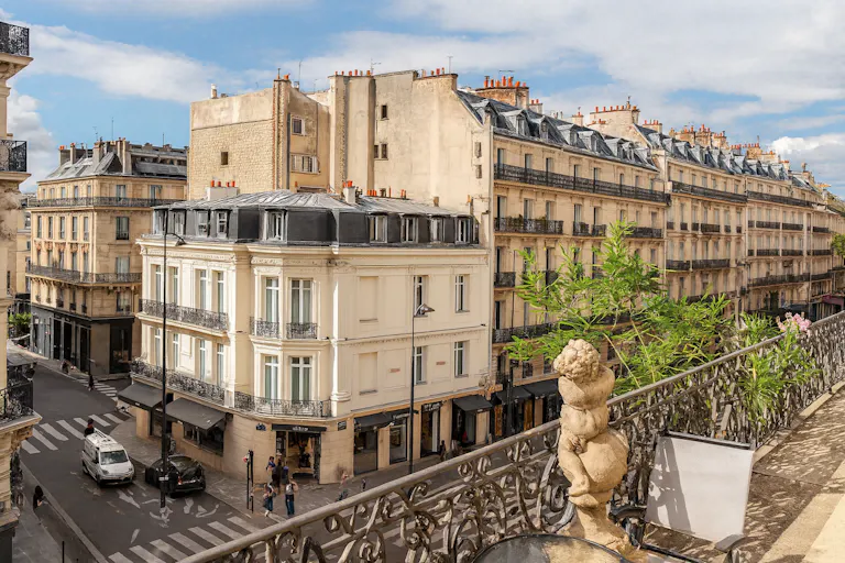 Chic Parisian Apartment – Fashion Showroom, Paris Champs-Élysées  - Image 2