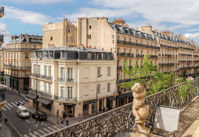 Chic Parisian Apartment – Fashion Showroom, Paris Champs-Élysées - Image 2