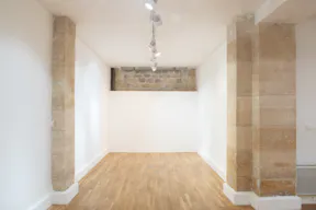 Large Fashion Showroom Rue des Minimes - Image 8