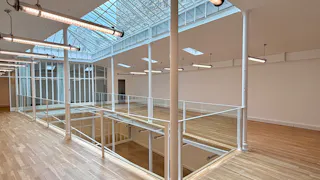 Loft industriel avec verrière zénithale - Image 10