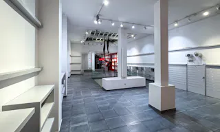 Galerie d'art devant le Centre Georges Pompidou - Image 6