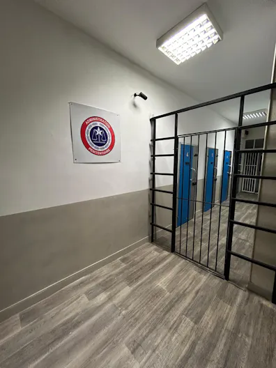 Décor/Lieu de tournage: Prison - Image 2