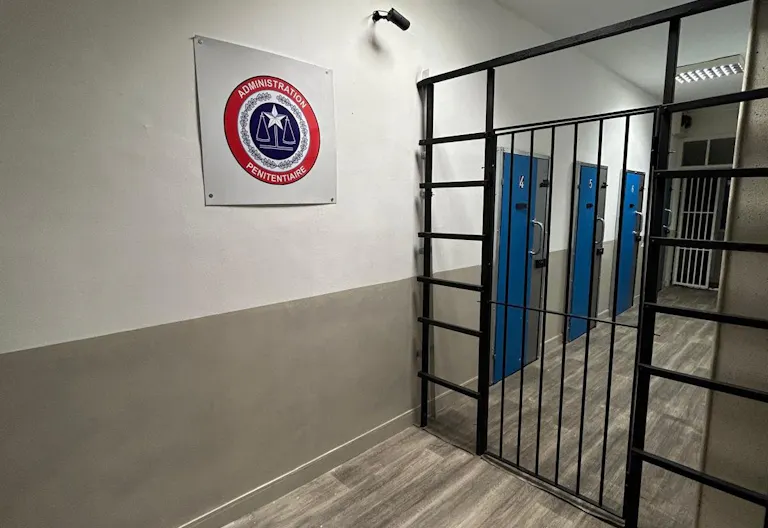 Décor/Lieu de tournage: Prison - Image 2